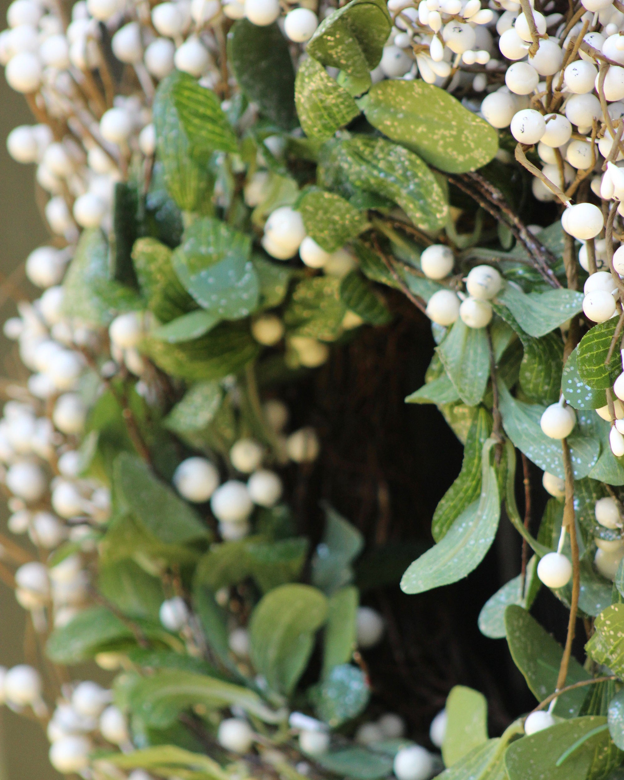 Holiday wreath, holiday decor, christmas wreath, cream berry wreath, mistletoe greenery wreath